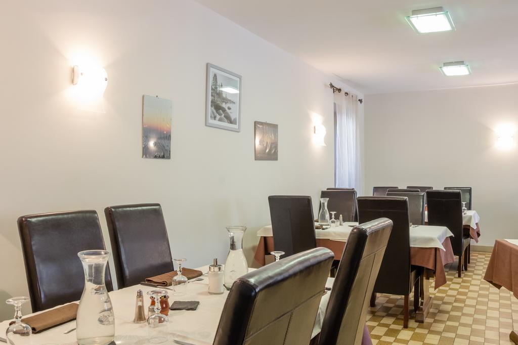Logis Hotel Restaurant De La Dore Vertolaye Buitenkant foto