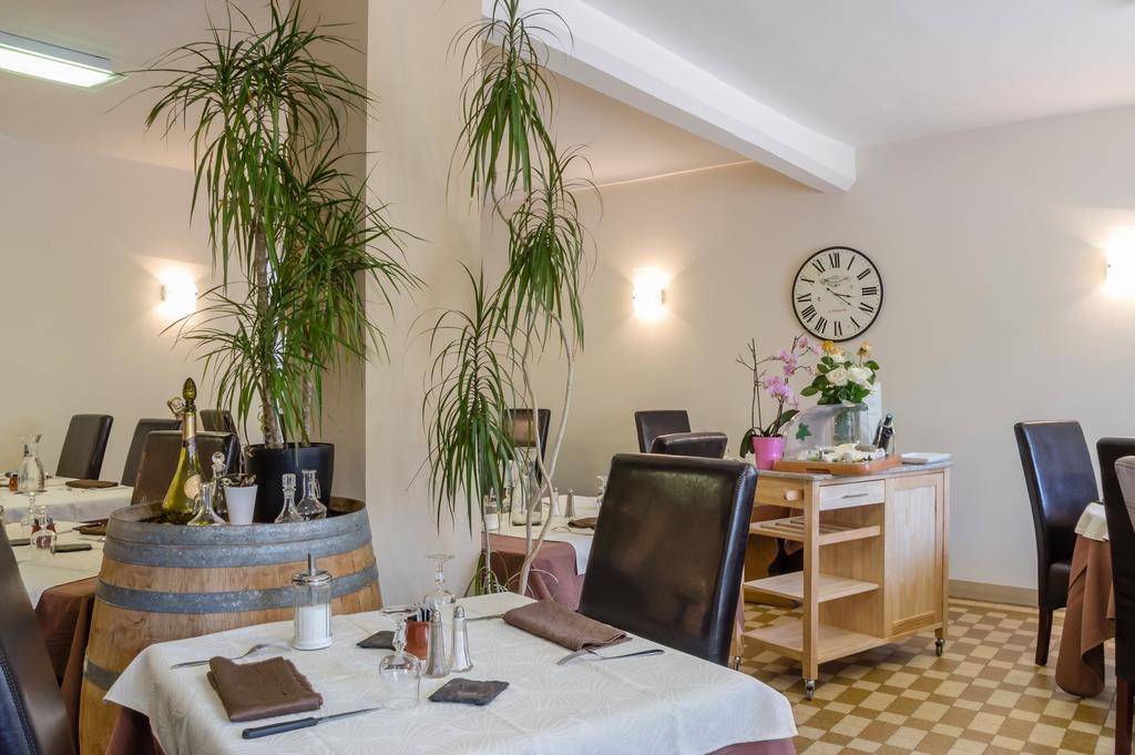 Logis Hotel Restaurant De La Dore Vertolaye Buitenkant foto